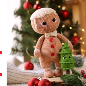 Сrochet gingerbread man pattern. amigurumi pattern. cute gingerbread man with christmas tree. crochet christmas decorations