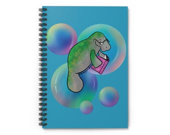 Spiraalnotitieboekje met zeekoe-motief | Gelinieerd dagboek met bubbelachtergrond