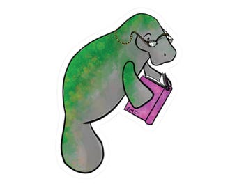 Lezende zeekoe sticker | gestanste vinyl zeekoe met boek en bibliothecarisbril