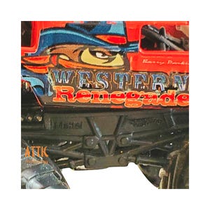 Pode incluir: Um caminh&atilde;o monstro de brinquedo preto com detalhes vermelhos e azuis. O caminh&atilde;o tem um gr&aacute;fico Western Renegade no lado e um chassi de metal. O caminh&atilde;o tem grandes rodas pretas.