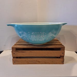 Vintage 1950s -- Pyrex -- Blue Amish Butterprint -- Cinderella Mixing Bowl -- 4 quart -- 444