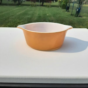 Vintage 1960s -- Pyrex -- Daisy Orange -- Cinderella Round Casserole Dish -- 1 1/2 pt -- 472 -- No lid