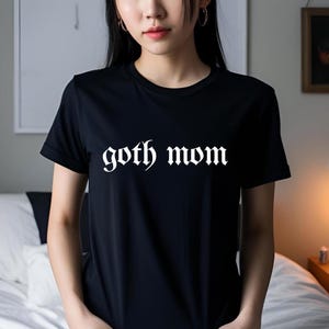 Gothic Mom T-Shirt, Gothic Mama, Metal Mama, Goth Mom Ära, Geschenk für Muttertag