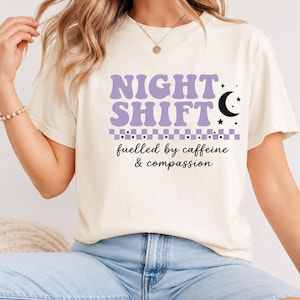 T-shirt Night Shift Moon | Couleurs Confort | T-shirt graphique | « Alimenté par la caféine et la compassion »