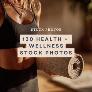 Op de afbeelding: Een persoon in een zwarte sport-bh en grijze legging houdt een opgerolde yogamat vast. De afbeelding bevat de tekst "STOCK PHOTOS" en "130 HEALTH + WELLNESS STOCK PHOTOS". De mat is beige en bruin.