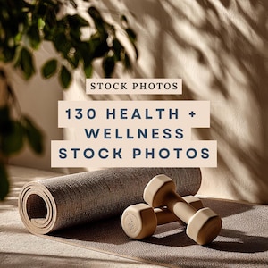 以下が含まれることがあります： ベージュ色の丸められたヨガマットと、それぞれ2.5kgの重さのマークが付いた2つのベージュ色のダンベルが、お揃いのマットの上に置かれています。画像には「STOCK PHOTOS」と「130 HEALTH + WELLNESS STOCK PHOTOS」というテキストが含まれています。