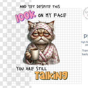 Puede incluir: Un gato de dibujos animados con una bata rosa y sosteniendo una taza de café. El texto "AND YET DESPITE THIS LOOK ON MY FACE YOU ARE STILL TALKING" está escrito en una fuente colorida.