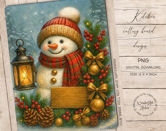 Könnte beinhalten: Ein festliches Schneidebrett-Design mit einem Schneemann mit Strickmütze und Schal, mit einer Laterne, einem Weihnachtsbaum und Tannenzapfen. Das Brett misst 30.48 x 22.86 cm.