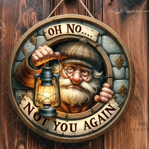 以下が含まれることがあります： 青と金のデザインが施された丸い木製の看板。白いひげと提灯を持った漫画のキャラクターが看板の穴から顔を出しています。看板には「Oh No... Not You Again」と書かれています。