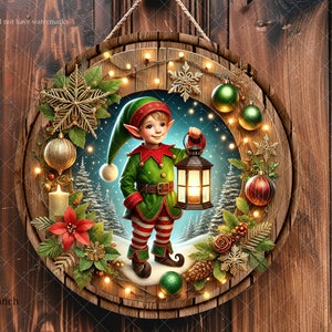 Puede incluir: Una corona de Navidad con base de madera y un esquema de colores verde, rojo y dorado. Una pequeña figura de elfo sostiene una linterna en el centro de la corona.