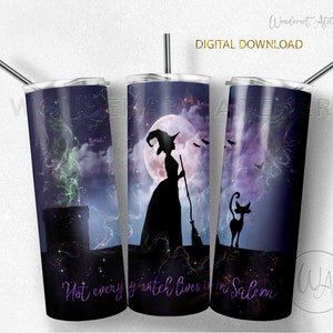 Puede incluir: Un vaso morado y negro con una silueta de una bruja de pie frente a una luna llena. El texto "Not every witch lives in Salem" está impreso en la parte inferior del vaso.