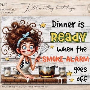 Puede incluir: Diseño de tabla de cortar rectangular, 30.5 x 23 cm, con una ilustración de dibujos animados de una mujer con un batidor, una olla y el texto "Dinner is Ready when the Smoke Alarm goes off." Incluye botes de sal y especias.