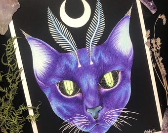 Può includere: Un gatto viola con occhi verdi e baffi bianchi, con due piume bianche sulla testa e una luna crescente bianca sopra. Lo sfondo è nero. L'immagine è firmata "FatcatnessArt" e "Maddy B."