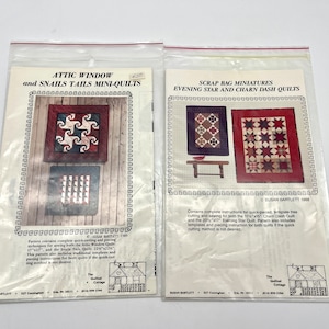 Puede incluir: Dos juegos de patrones de acolchado, uno para "Attic Window and Snails Tails Mini-Quilts" y el otro para "Scrap Bag Miniatures Evening Star and Charn Dash Quilts". Ambos juegos incluyen instrucciones para acolchado rápido y métodos tradicionales.