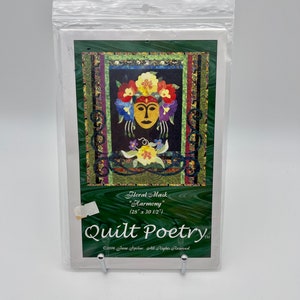 Puede incluir: Patrón de acolchado para un diseño de máscara floral llamado "Harmony" de Quilt Poetry. El patrón es para un acolchado que mide 71 cm por 77 cm.