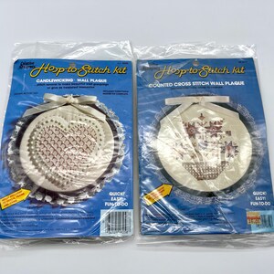 Puede incluir: Dos kits de bordado para crear placas de pared. Un kit presenta un diseño de corazón y el otro un diseño floral. Ambos kits incluyen instrucciones y materiales necesarios para completar el proyecto. Los kits están empaquetados en bolsas de plástico y están etiquetados como "Hoop-to-Stitch kit".