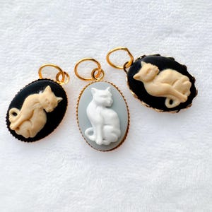 Vintage Cat Cameo Charm Pendants , Antique and Retro Resin Cameos – Collectible Jewelry Charm