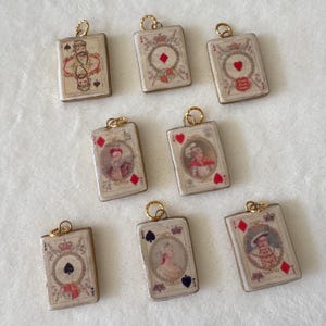 Gioielli in argilla fatti a mano con ciondolo individuale, collana e braccialetto con jack e asso che giocano a carte. Ciondolo in argilla.