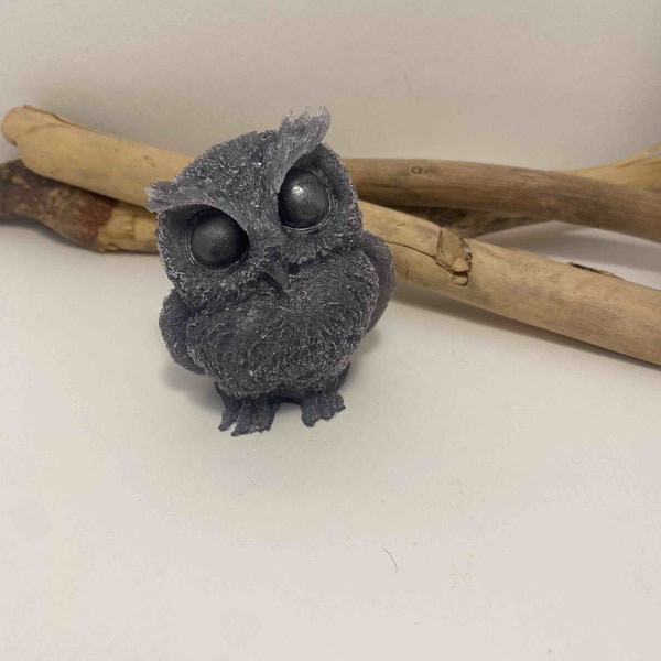 Figurine hibou de couleur gris, en résine époxy.