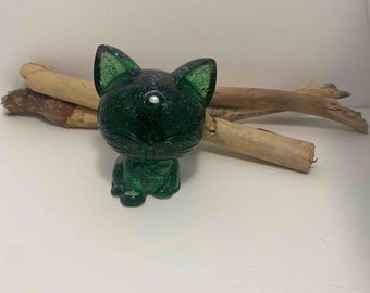 Green cat figurine and chameleon sequins, in epoxy resin