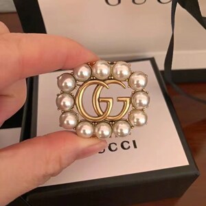 Lapel pin gucci sale