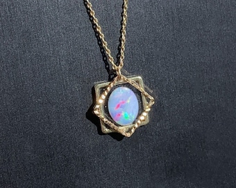 Rainbow Opal Résine Conception géométrique faite à la main 14k Or Mini Pendentif | Collier d'opale, pierre de naissance d'opale australienne, cadeau élégant pour elle