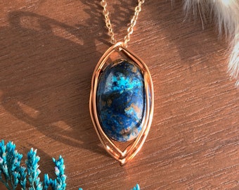 Collar con colgante de crisocola natural: joyería artesanal envuelta en alambre de oro rosa