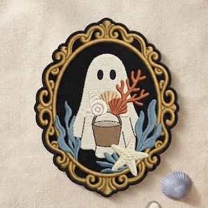 Può includere: Una toppa ricamata raffigurante un fantasma bianco che tiene un secchiello marrone pieno di conchiglie e corallo. La scena è su sfondo nero all'interno di una cornice ovale dorata decorata, con alghe blu e una stella marina bianca alla base.