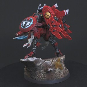 Commander Farsight Warhammer 40k miniature, professionally hand painted in Farsight Enclaves red and white. T'au Empire battlesuit commander, Elite tier display-quality commission painting, fully built, based and varnished.