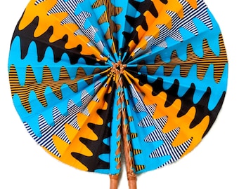 Bunte Handfächer aus Togo: Kunst und Funktion mit afrikanischem Stoff. Perfekt für heiße Tage oder als Dekor.