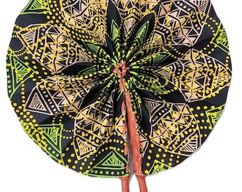 Bunte Handfächer aus Togo: Kunst und Funktion mit afrikanischem Stoff. Perfekt für heiße Tage oder als Dekor.