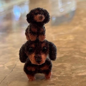 Figura de perro salchicha en miniatura hecha a mano a escala 1:6 y pequeño juguete de juguete.