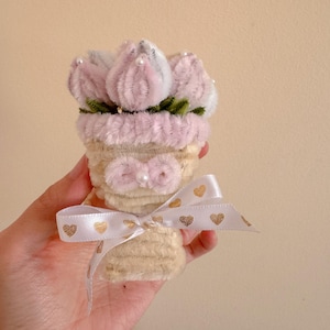 Uroczy ręcznie robiony miniaturowy bukiet tulipanów