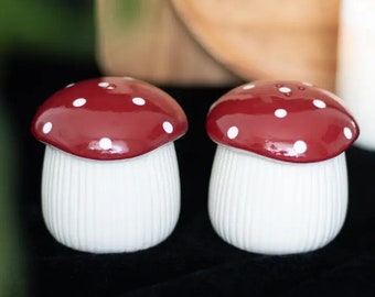 Mushroom salt and pepper shakers