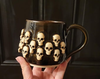 Tazza con teschio: tazza da caffè in ceramica realizzata a mano