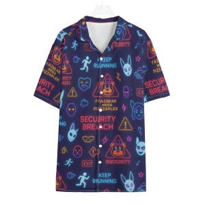 Puede incluir: Camisa abotonada azul marino con un patrón gráfico de neón. El diseño incluye el texto "FAZBEAR MEGA PIZZAPLEX" y "SECURITY BREACH", junto con varias ilustraciones de personajes y la frase "KEEP RUNNING".