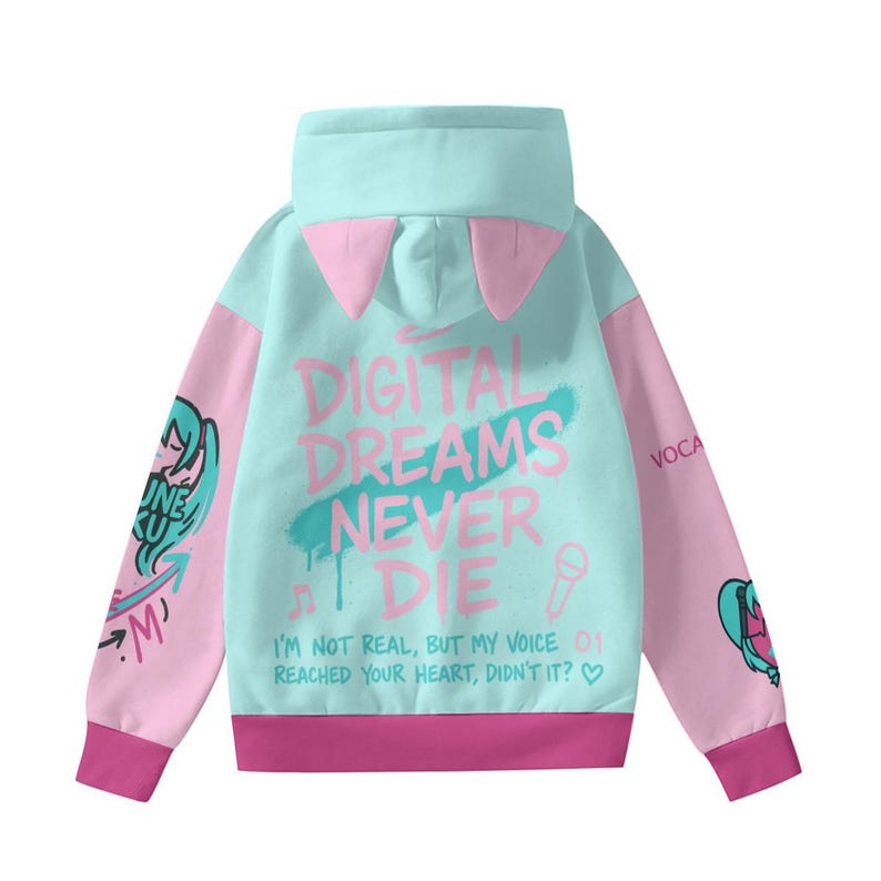 K&ouml;nnte beinhalten: Ein hellblauer und rosa Kapuzenpullover mit dem Text "DIGITAL DREAMS NEVER DIE". Der Kapuzenpullover hat eine Kapuze mit rosa Katzenohren, rosa &Auml;rmeln und einen rosa Saum. Die &Auml;rmel haben Grafiken im Anime-Stil.