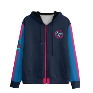 Può includere: Felpa con cappuccio blu navy con fodera del cappuccio nera. Le maniche presentano strisce blu e rosa e un logo circolare con un design stilizzato è sul petto. La felpa con cappuccio ha due tasche anteriori e una cerniera a tutta lunghezza.
