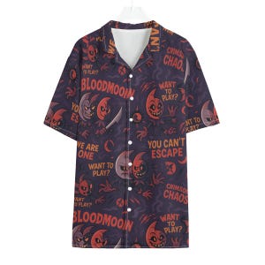 Puede incluir: Camisa de manga corta con botones, con un fondo morado oscuro y un patrón repetido de personajes de luna creciente de dibujos animados en rojo y blanco. La camisa tiene texto que dice "BLOODMOON", "WANT TO PLAY?" y "YOU CAN'T ESCAPE".