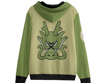 Può includere: Una felpa con cappuccio con un disegno di drago verde sul retro. Le maniche sono verdi e il corpo è di colore beige chiaro. Il drago è verde con contorni neri. Il cappuccio è verde con una fodera nera.