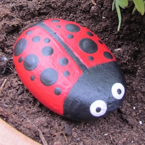 Coccinelle/Coccinelle rupestre/Art rupestre | Peint à la main | Fabriqué sur commande | Art acrylique | Ornement/Presse-papier/Décoration de jardin | Cadeau en pierre naturelle