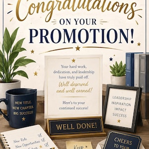 Könnte beinhalten: Ein Glückwunschschild zur Beförderung mit goldener und marineblauer Schrift. Enthält einen marineblauen Becher mit Text, ein Notizbuch mit Stift, ein kleines Schild mit der Aufschrift WELL DONE, eine Liste mit Führungsbegriffen, eine Notiz und eine Karte.