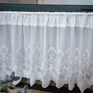 Rideau court brodé en dentelle blanche : demi-rideau élégant à fleurs