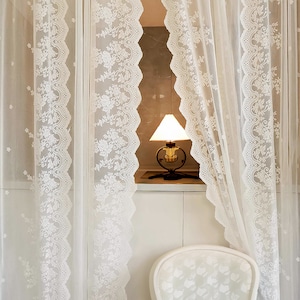 Weiße durchsichtige Vorhänge, Shabby Chic-Blumenmuster-Spitzenvorhänge für Schlafzimmer, Rode Pocket Leichte Fenstervorhänge