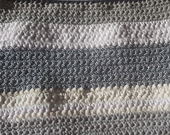Peut inclure: Ensemble de trois tasses en céramique avec une finition mate et mouchetée. Les tasses sont dans des tons crème, gris clair et gris foncé. Chaque tasse a un design simple et minimaliste, parfait pour le café ou le thé.