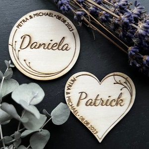 Platzschilder aus Sperrholz mit eingraviertem Namen des Hochzeitspaares/Geburtstagskindes/Taufkind als Dekoration und als Gastgeschenk