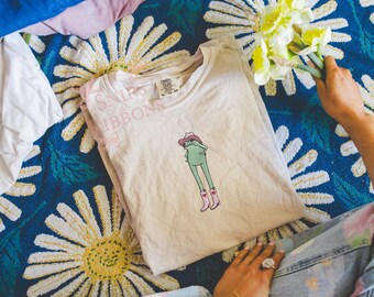 Besticktes Hübsches Cowgirl Frosch | Besticktes t-Shirt | Komfortfarben T-Shirts | T-Shirt | Maßgeschneidertes T-Shirt | Auf Bestellung genäht