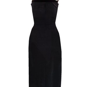 Puede incluir: Un vestido midi negro sin mangas con escote recto y tirantes finos.