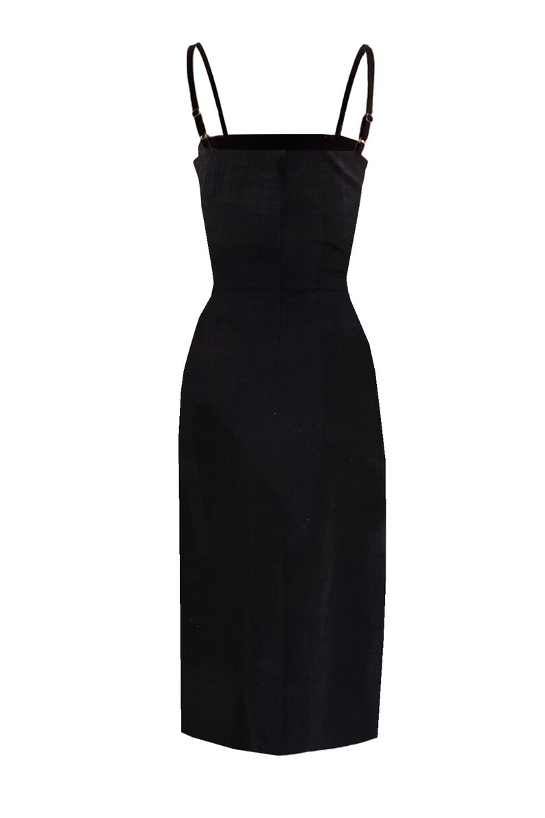 Puede incluir: Un vestido midi negro sin mangas con escote recto y tirantes finos.