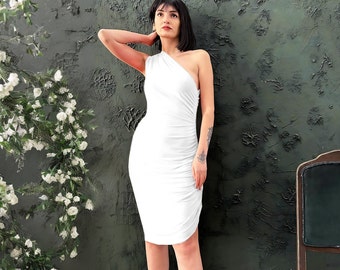 Könnte beinhalten: Ein weißes One-Shoulder-Kleid mit einer figurbetonten Silhouette. Das Kleid ist aus einem weichen, dehnbaren Stoff gefertigt und hat ein gerafftes Design. Das Model steht vor einer strukturierten grünen Wand.